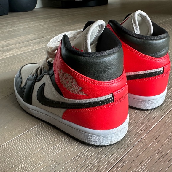 Nike Jordan woman’s size 8 sneakers - Picture 4 of 8